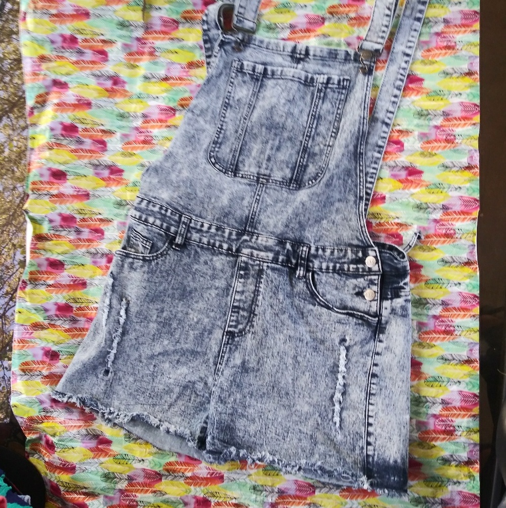 O.S.C. Size 16distressed short denim overalls